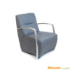 stoere fauteuil met metalen armleggers
