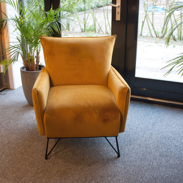 velours fauteuil geel oranje 